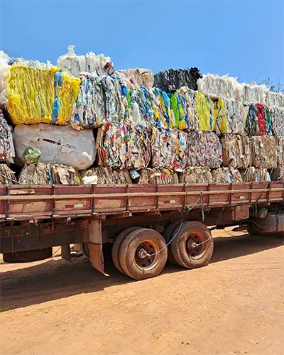 caminhão com reciclagem